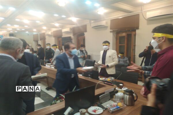 دیدار مسئولان و نمایندگان تشکل‌های دانش‌آموزی با استاندار اصفهان