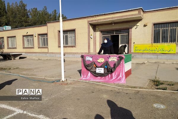 نواختن زنگ استکبار ستیزی در مدرسه نمونه دولتی فروغ علم شهرستان نهبندان