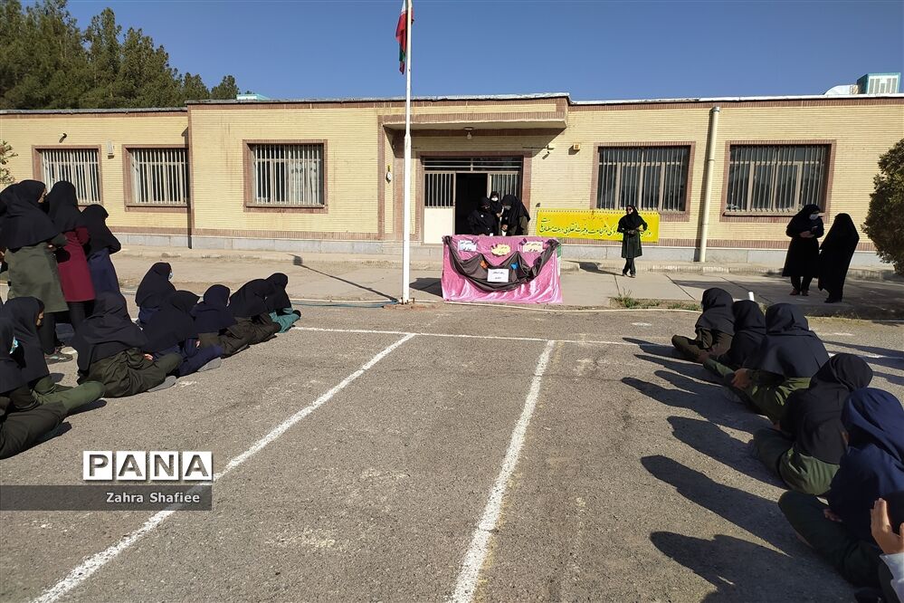 نواختن زنگ استکبار ستیزی در مدرسه نمونه دولتی فروغ علم شهرستان نهبندان