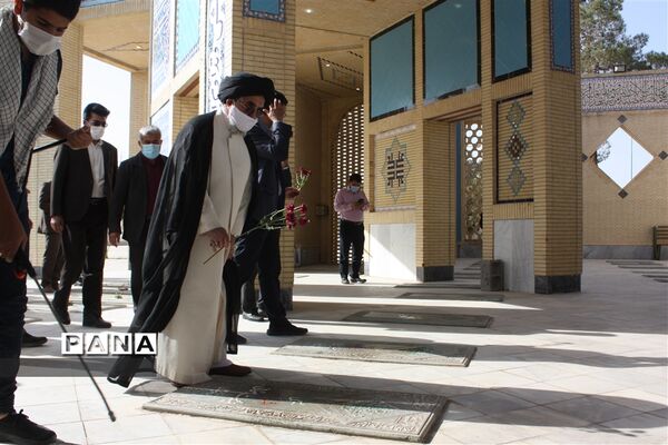 عطرافشانی گلزارشهدای ابرکوه به مناسبت روز 13 آبان