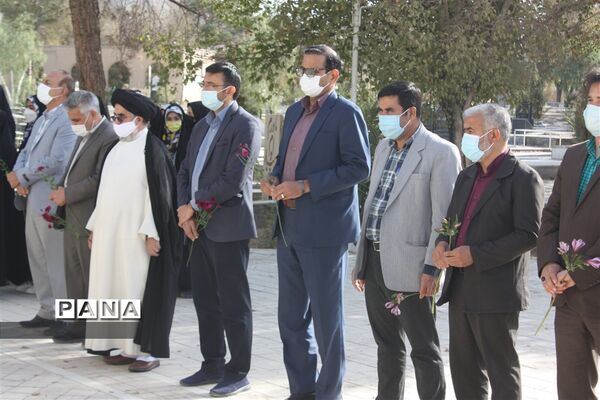 عطرافشانی گلزارشهدای ابرکوه به مناسبت روز 13 آبان
