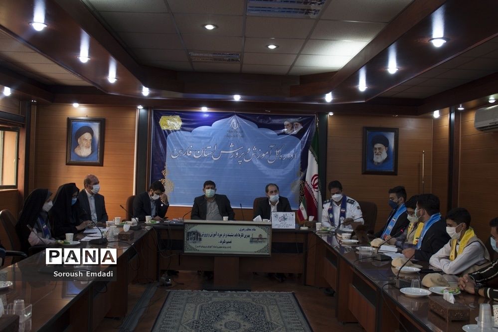 نشست صمیمانه مدیر‌کل آموزش و پرورش استان فارس با نمایندگان تشکل‌های دانش آموزی