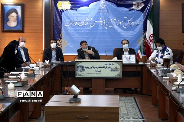 نشست صمیمانه مدیر‌کل آموزش و پرورش استان فارس با نمایندگان تشکل‌های دانش آموزی