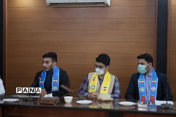 نشست صمیمانه مدیر‌کل آموزش و پرورش استان فارس با نمایندگان تشکل‌های دانش آموزی