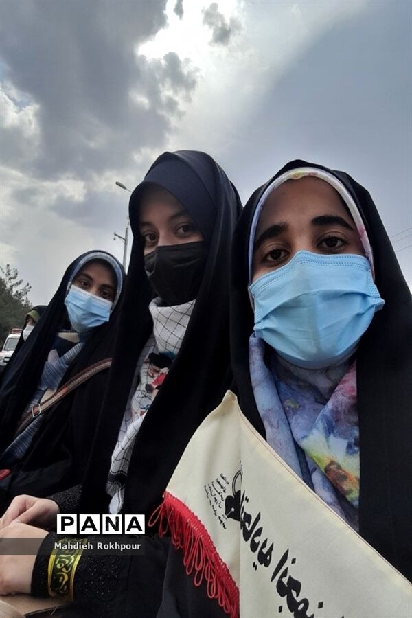 تریبون آزاد دختران انجمنی دبیرستان نرجسیه بیرجند در حاشیه راهپیمایی 13آبان