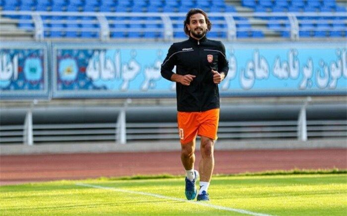 مهاجم سپاهان به هوادار پیوست