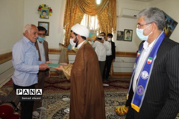 دیدار رئیس سازمان دانش‌آموزی کهگیلویه و بویراحمد با خانواده شهدای دانش‌آموز دهدشت