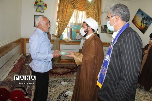 دیدار رئیس سازمان دانش‌آموزی کهگیلویه و بویراحمد با خانواده شهدای دانش‌آموز دهدشت