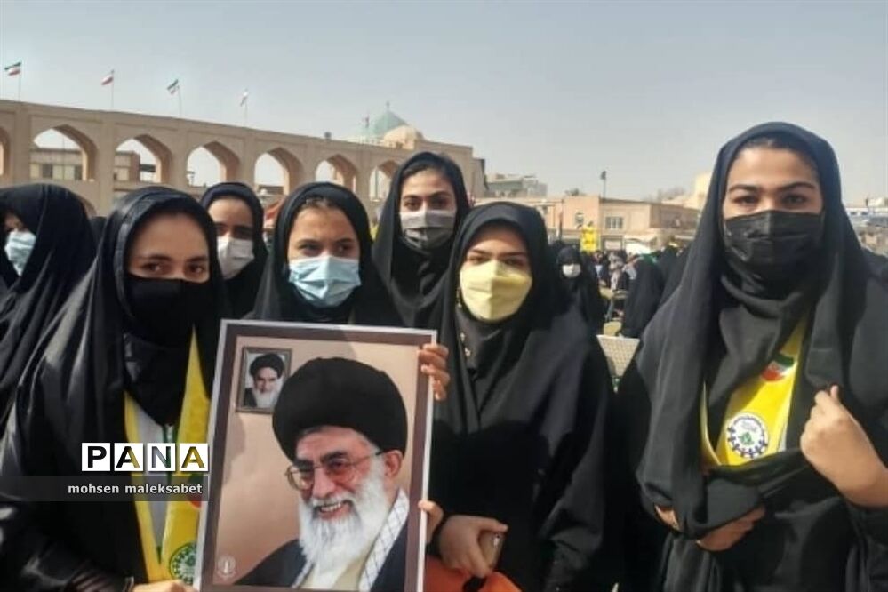 حضور دانش‌آموزان پیشتاز استان یزد در راهپیمایی ۱۳ آبان