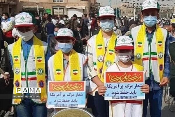 حضور دانش‌آموزان پیشتاز استان یزد در راهپیمایی ۱۳ آبان