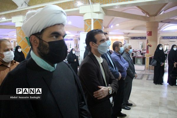 عطرافشانی قبور مطهر شهدا و تجدید میثاق با گلگون کفنان دفاع مقدس در بوشهر