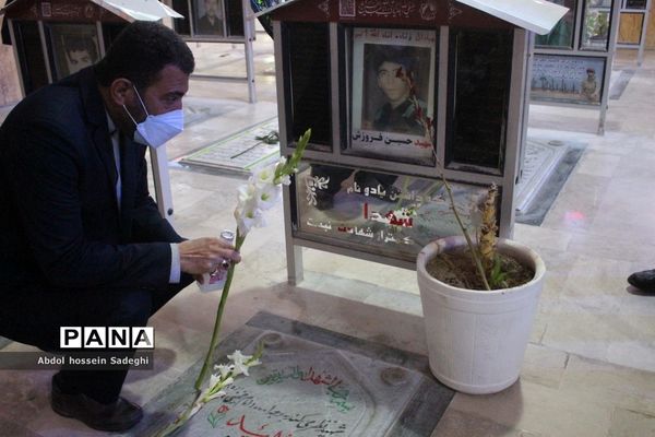 عطرافشانی قبور مطهر شهدا و تجدید میثاق با گلگون کفنان دفاع مقدس در بوشهر