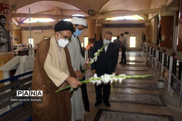 عطرافشانی قبور مطهر شهدا و تجدید میثاق با گلگون کفنان دفاع مقدس در بوشهر