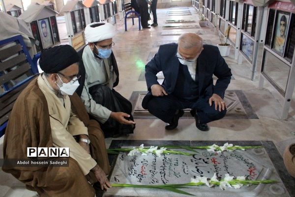 عطرافشانی قبور مطهر شهدا و تجدید میثاق با گلگون کفنان دفاع مقدس در بوشهر