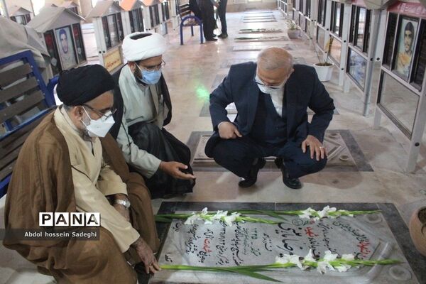 عطرافشانی قبور مطهر شهدا و تجدید میثاق با گلگون کفنان دفاع مقدس در بوشهر
