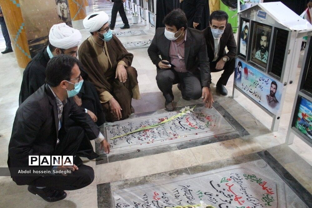 عطرافشانی قبور مطهر شهدا و تجدید میثاق با گلگون کفنان دفاع مقدس در بوشهر