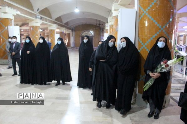 عطرافشانی قبور مطهر شهدا و تجدید میثاق با گلگون کفنان دفاع مقدس در بوشهر