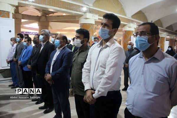 عطرافشانی قبور مطهر شهدا و تجدید میثاق با گلگون کفنان دفاع مقدس در بوشهر