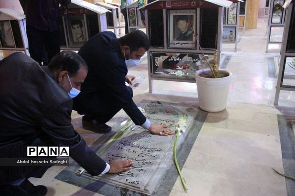 عطرافشانی قبور مطهر شهدا و تجدید میثاق با گلگون کفنان دفاع مقدس در بوشهر