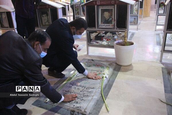 عطرافشانی قبور مطهر شهدا و تجدید میثاق با گلگون کفنان دفاع مقدس در بوشهر