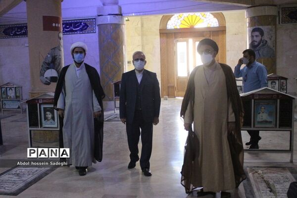 عطرافشانی قبور مطهر شهدا و تجدید میثاق با گلگون کفنان دفاع مقدس در بوشهر