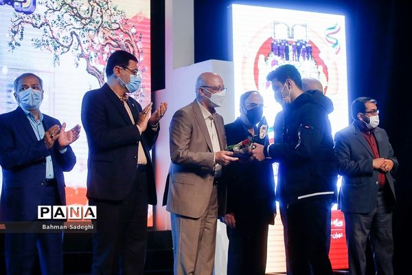 ششمین همایش ملی تجلیل از رتبه های کنکور زیر 100 شاهد و ایثارگر