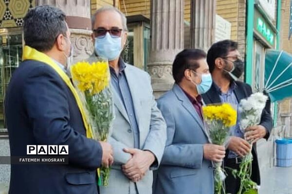 حضور دانش‌آموزان و رئیس آموزش و پرورش ناحیه یک ری در حرم حضرت عبدالعظیم(ع)