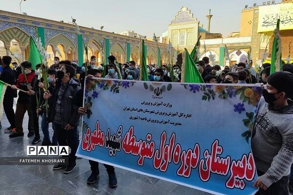 حضور دانش‌آموزان و رئیس آموزش و پرورش ناحیه یک ری در حرم حضرت عبدالعظیم(ع)