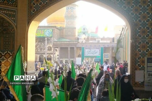حضور دانش‌آموزان و رئیس آموزش و پرورش ناحیه یک ری در حرم حضرت عبدالعظیم(ع)