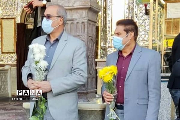 حضور دانش‌آموزان و رئیس آموزش و پرورش ناحیه یک ری در حرم حضرت عبدالعظیم(ع)
