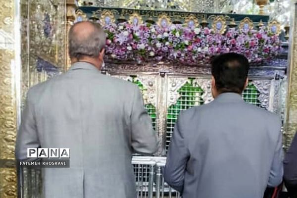 حضور دانش‌آموزان و رئیس آموزش و پرورش ناحیه یک ری در حرم حضرت عبدالعظیم(ع)