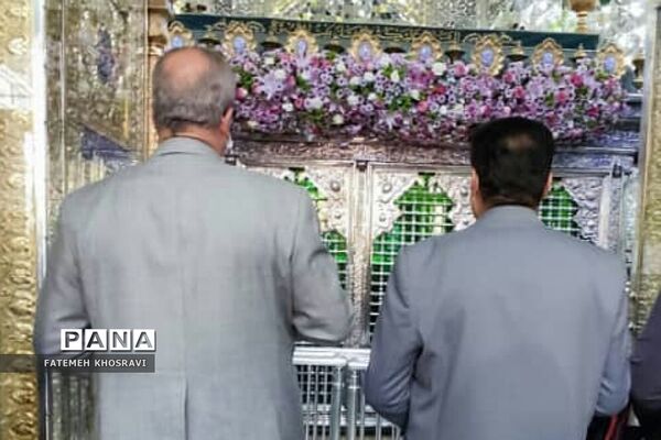 حضور دانش‌آموزان و رئیس آموزش و پرورش ناحیه یک ری در حرم حضرت عبدالعظیم(ع)
