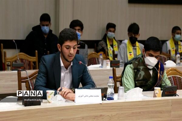نشست صمیمی نمایندگان تشکل‌های‌ دانش‌آموزی با استاندار اردبیل