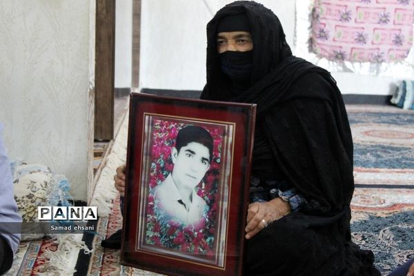 دیدار رئیس سازمان دانش‌آموزی کهگیلویه و بویراحمد با خانواده دانش‌آموز شهید «حسین تقی نژاد»