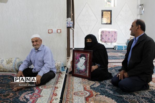 دیدار رئیس سازمان دانش‌آموزی کهگیلویه و بویراحمد با خانواده دانش‌آموز شهید «حسین تقی نژاد»