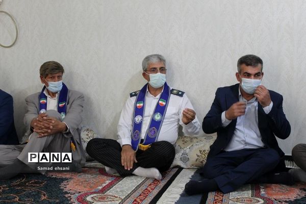 دیدار رئیس سازمان دانش‌آموزی کهگیلویه و بویراحمد با خانواده دانش‌آموز شهید «حسین تقی نژاد»