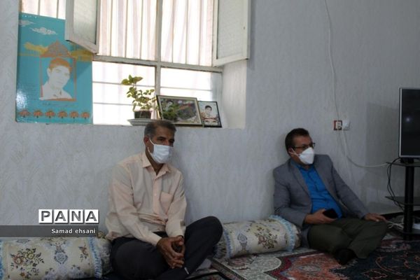 دیدار رئیس سازمان دانش‌آموزی کهگیلویه و بویراحمد با خانواده دانش‌آموز شهید «حسین تقی نژاد»