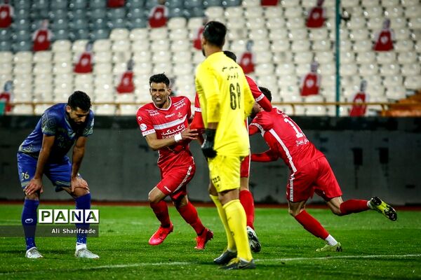 دیدار تیم‌های پرسپولیس  و گل‌گهر سیرجان