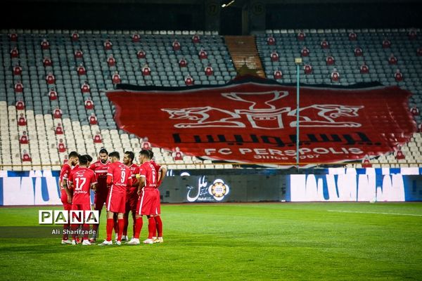 دیدار تیم‌های پرسپولیس  و گل‌گهر سیرجان