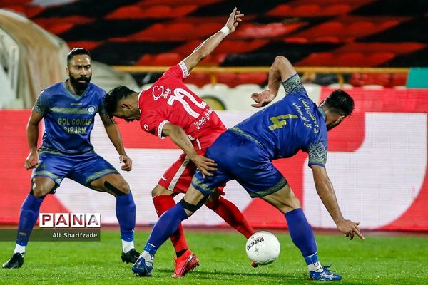 دیدار تیم‌های پرسپولیس  و گل‌گهر سیرجان