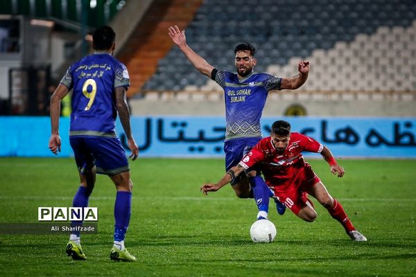 دیدار تیم‌های پرسپولیس  و گل‌گهر سیرجان