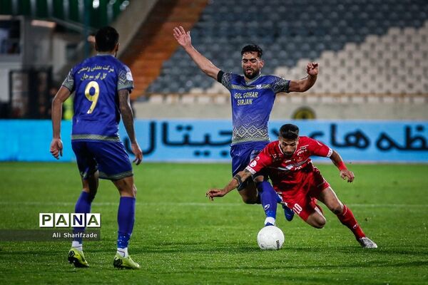 دیدار تیم‌های پرسپولیس  و گل‌گهر سیرجان