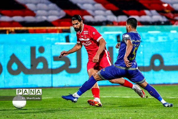 دیدار تیم‌های پرسپولیس  و گل‌گهر سیرجان