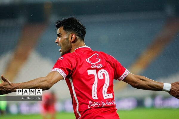 دیدار تیم‌های پرسپولیس  و گل‌گهر سیرجان