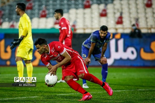 دیدار تیم‌های پرسپولیس  و گل‌گهر سیرجان