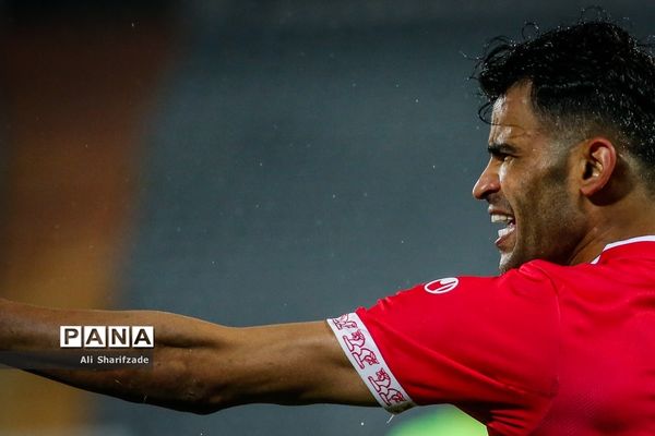 دیدار تیم‌های پرسپولیس  و گل‌گهر سیرجان