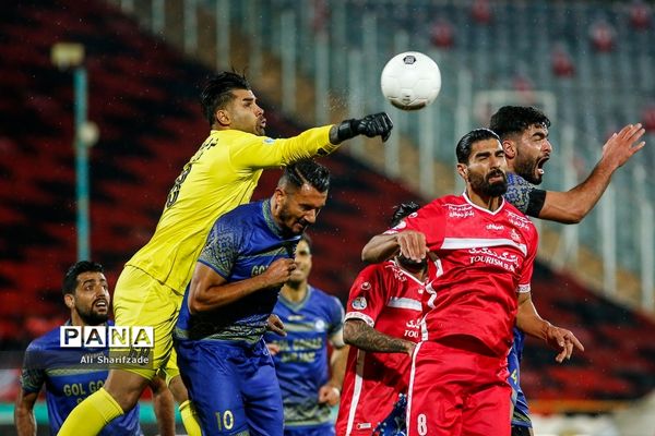 دیدار تیم‌های پرسپولیس  و گل‌گهر سیرجان