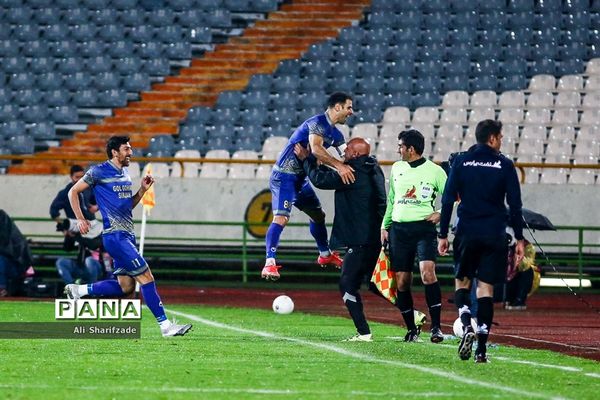 دیدار تیم‌های پرسپولیس  و گل‌گهر سیرجان