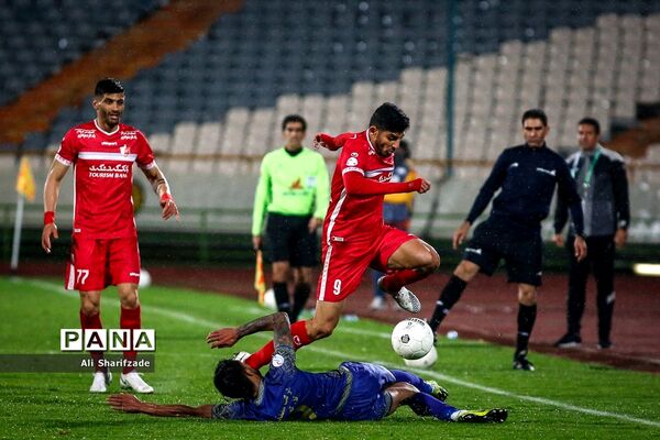 دیدار تیم‌های پرسپولیس  و گل‌گهر سیرجان