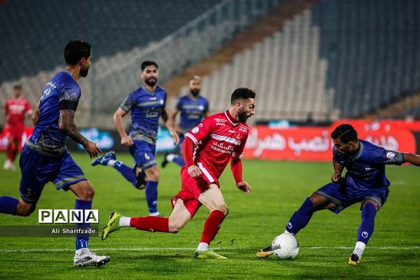 دیدار تیم‌های پرسپولیس  و گل‌گهر سیرجان